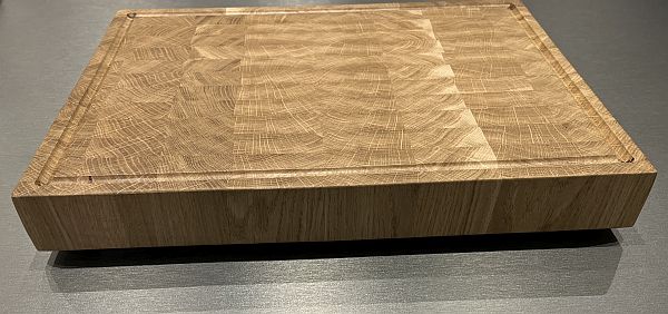 Silikon-Unterlagen unter einem Schneidebrett