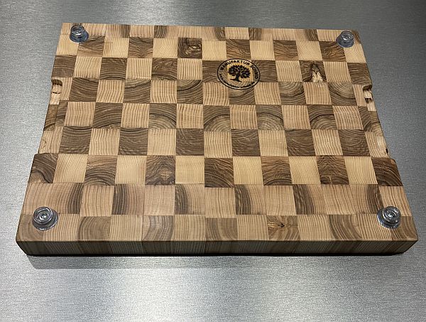 Gummifüße an einem Schneidebrett